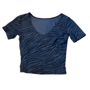 EUC Lululemon Nulu Cropped Slim Yoga Short Sleeve
Le Tigre Camo Deep Coal Multi